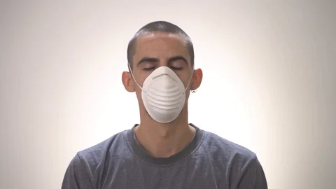 Man looking to camera with mask. Opening eyes coronavirus. Vídeos de archivo 127591115