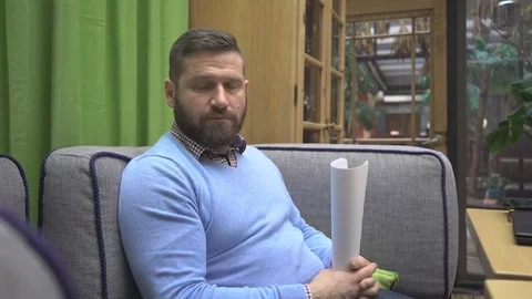 Man looking at camera, in pub, cafe, indoor, steadycam shot Vídeos de archivo 73076132