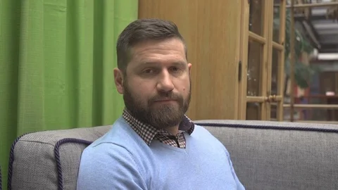 Man looking at camera, in pub, cafe, indoor, steadicam shot 库存影片 73077247