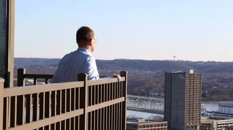 Man looking at the Cincinnati skyline 動画素材 36206395