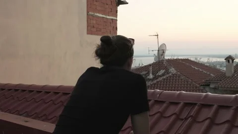 Man looking at city view. Vidéo 200010408