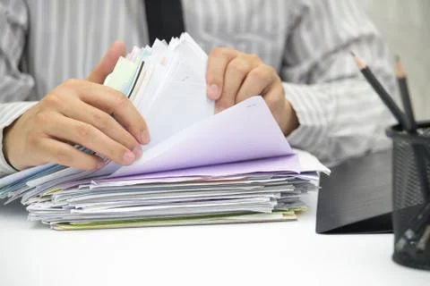 Man looking for document on desk Foto stock