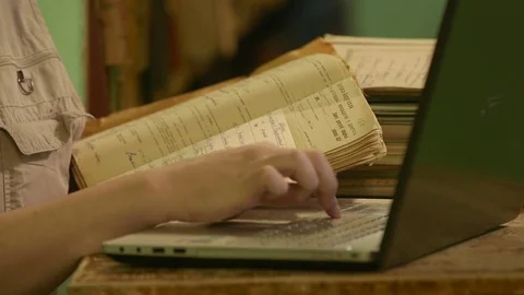 Man looking documents in the archive. Vidéo 70481574