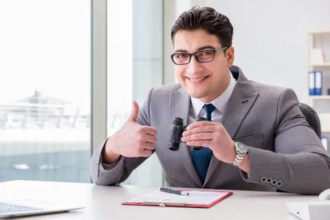 Man looking for errors and mistakes in report Foto stock