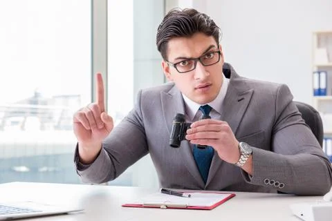 Man looking for errors and mistakes in report Foto stock