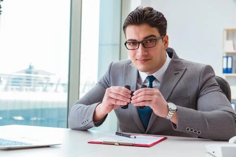 Man looking for errors and mistakes in report Foto stock
