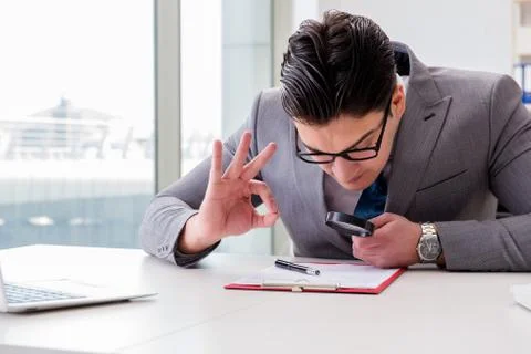 Man looking for errors and mistakes in report Foto stock