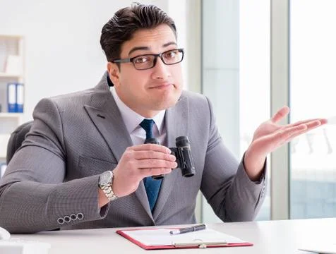 Man looking for errors and mistakes in report Stockfoto's