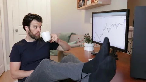 Man looking at finance chart on computer, day trader, investing from home Vídeo Stock 153497586