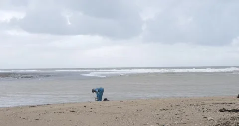The man is looking for fish. Vídeos de archivo 199375203