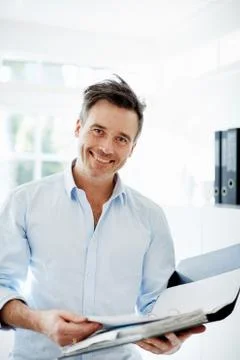 Man looking at folder of paperwork Foto stock