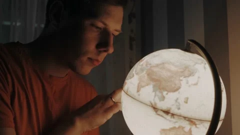Man looking to the globe. 4k. Video stock 137840040