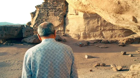 A man looking up at gorgeous cliffs, close shooting 動画素材 46040197