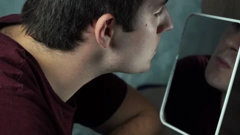 Man looking at himself in the mirror 스톡 동영상 158893772