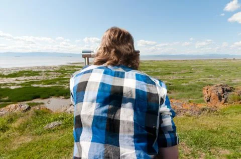 Man looking at the horizon Stock-Fotos