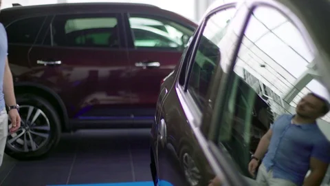 Man is looking how the car is painted. Video stock 92665392