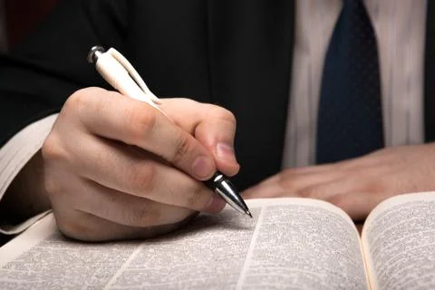 Man is looking for information in the dictionary Foto stock