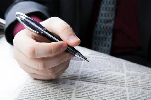Man is looking for information in the newspaper Foto stock