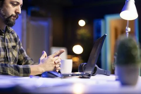 Man looking at laptop screen with code 库存照片