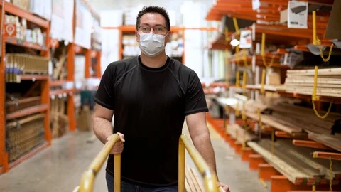 Man looking for lumber in hardware store during coronavirus Vídeos de archivo 128333864