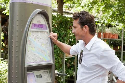 Man looking a map in a ticket machine, Paris, Ile-de-France, France Fotos Stock