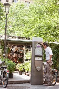 Man looking a map in a ticket machine, Paris, Ile-de-France, France Foto stock