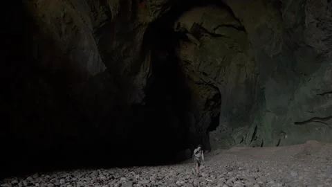 Man Looking at Nam Non Cave's Interior Vidéo 333355579