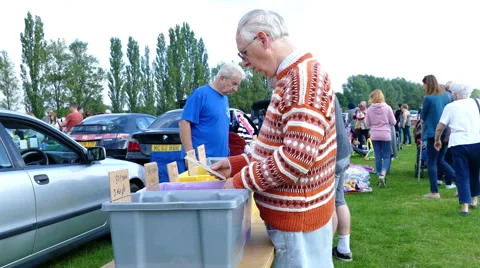 Man looking at old vinyl singles at a car boot sale. Stock-Footage 67613223