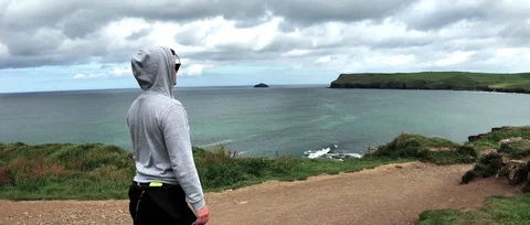 Man looking out to sea 库存影片 91375747