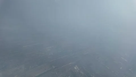 Man looking outside airplane window to bad pollutions while descending. Vídeo Stock 271127378