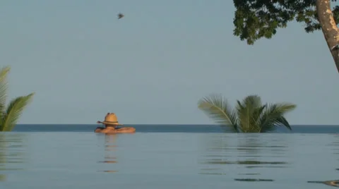 Man looking over the edge of an infinity pool. Video stock 28839028