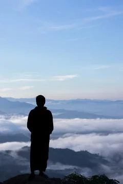 Man Looking Over Misty Mountains Stock-Fotos