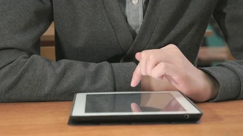 Man looking at photos using computer tablet Vidéo 84240486