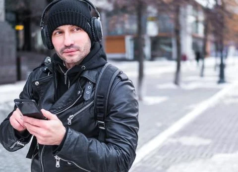 Man looking for a place using GPS map in smartphone. He lost in unknown city. Foto stock