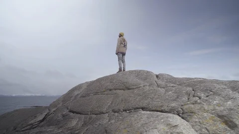 Man looking at the scenic view from the cliff Video stock 85830669