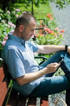 Man looking at smartphone Foto stock
