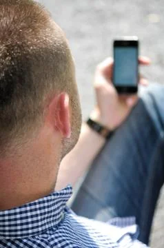 Man looking at smartphone Фото
