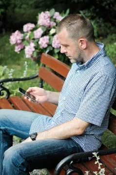 Man looking at smartphone Фото