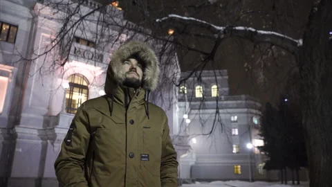 Man is looking on the stars Stock Footage 86404190