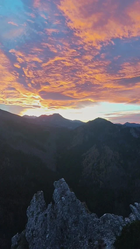 Man looking sunset in high mountain in Poland 库存影片 219543321