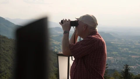 Man looking through binoculars Vídeo Stock 127104437