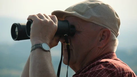 Man looking through binoculars Vídeo Stock 127104649