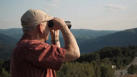 Man looking through binoculars Vídeo Stock 127105129