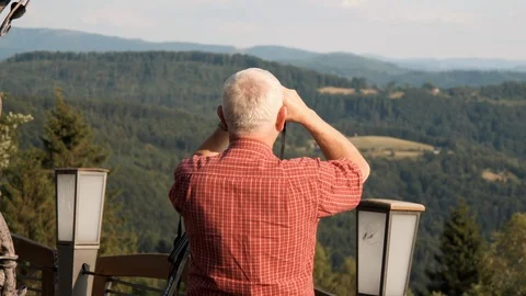 Man looking through binoculars Vídeo Stock 127105661
