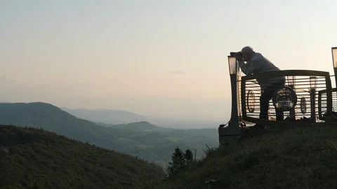 Man looking through binoculars Vídeos de archivo 127106933