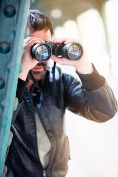 Man looking through binoculars Stock-Fotos