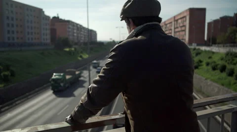Man looking at traffic Видео 45484661