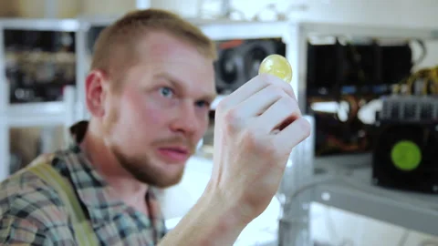 Man looking at trying bitcoin with teeth Vidéo 87043695