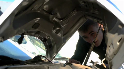 Man looking under damage hood Vidéo 36806505
