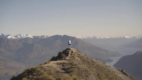 Man looking at a view from the mountain top Vidéo 95124756